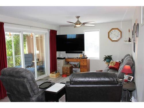 601 Rogers Avenue, Picture Butte, AB - Indoor Photo Showing Living Room