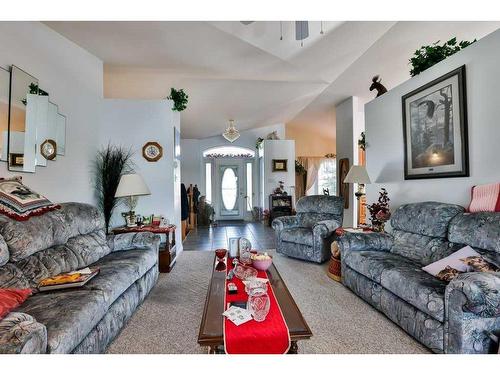 102 Fairmont Cove South, Lethbridge, AB - Indoor Photo Showing Living Room