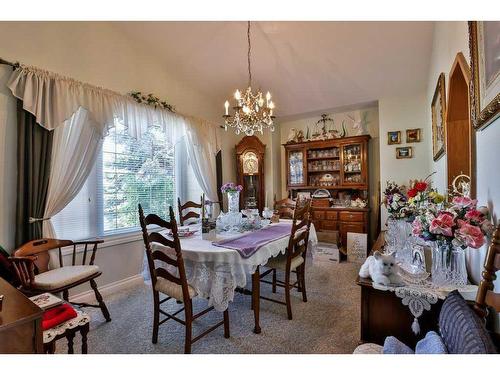 102 Fairmont Cove South, Lethbridge, AB - Indoor Photo Showing Dining Room