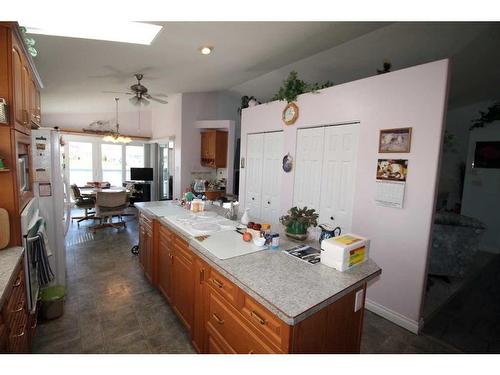 102 Fairmont Cove South, Lethbridge, AB - Indoor Photo Showing Kitchen