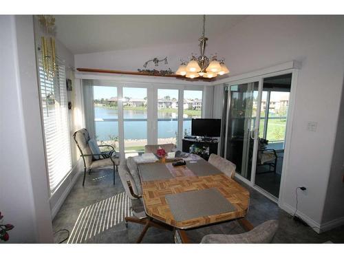 102 Fairmont Cove South, Lethbridge, AB - Indoor Photo Showing Dining Room