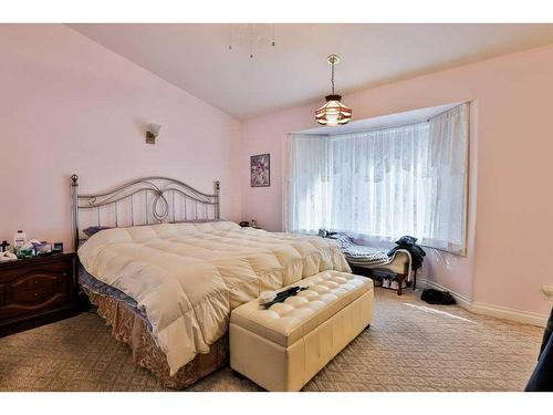 102 Fairmont Cove South, Lethbridge, AB - Indoor Photo Showing Bedroom