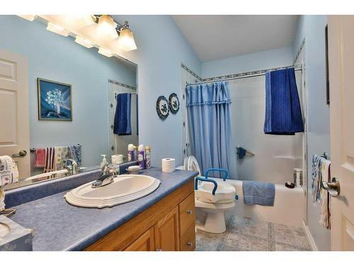 102 Fairmont Cove South, Lethbridge, AB - Indoor Photo Showing Bathroom