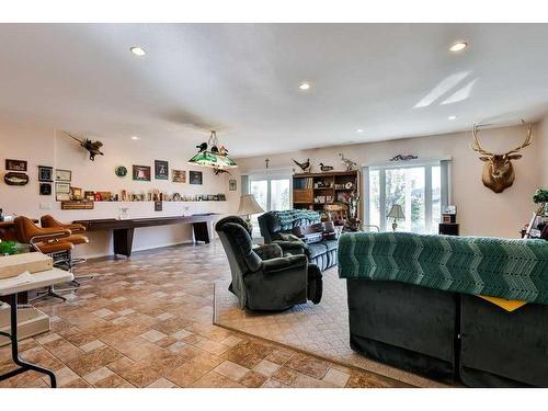 102 Fairmont Cove South, Lethbridge, AB - Indoor Photo Showing Living Room