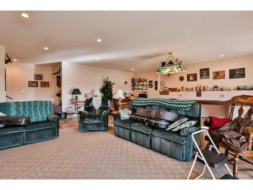 102 Fairmont Cove South, Lethbridge, AB - Indoor Photo Showing Living Room