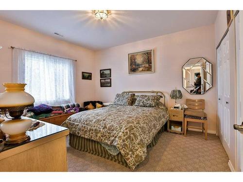 102 Fairmont Cove South, Lethbridge, AB - Indoor Photo Showing Bedroom