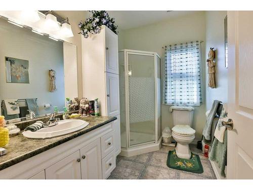 102 Fairmont Cove South, Lethbridge, AB - Indoor Photo Showing Bathroom