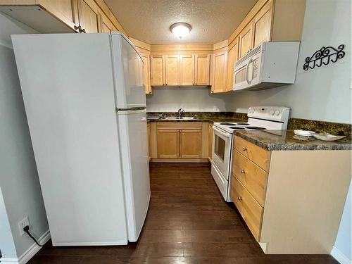 212B-295 Columbia Boulevard West, Lethbridge, AB - Indoor Photo Showing Kitchen