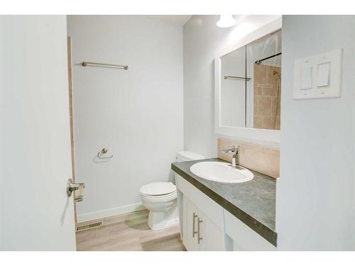 59 Laval Boulevard West, Lethbridge, AB - Indoor Photo Showing Bathroom