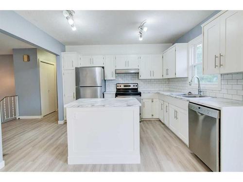 59 Laval Boulevard West, Lethbridge, AB - Indoor Photo Showing Kitchen With Double Sink