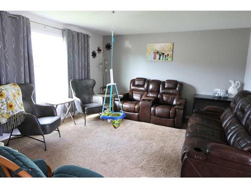 5507 62 Avenue, Taber, AB - Indoor Photo Showing Living Room