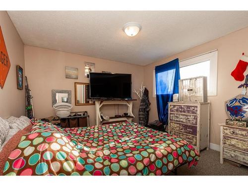 2072 19 Street North, Lethbridge, AB - Indoor Photo Showing Bedroom