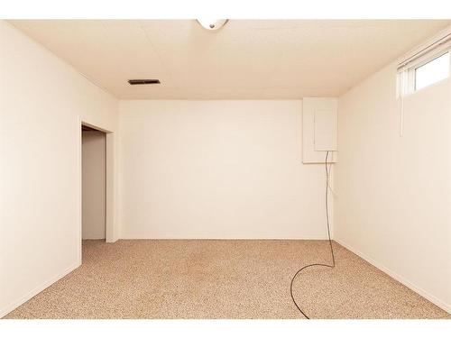 2072 19 Street North, Lethbridge, AB - Indoor Photo Showing Other Room