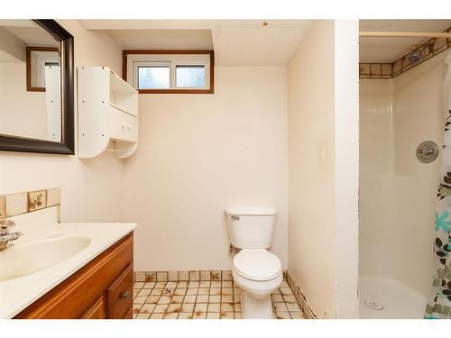 2072 19 Street North, Lethbridge, AB - Indoor Photo Showing Bathroom