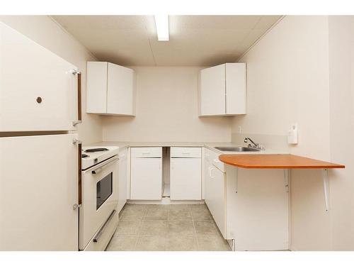 2072 19 Street North, Lethbridge, AB - Indoor Photo Showing Kitchen