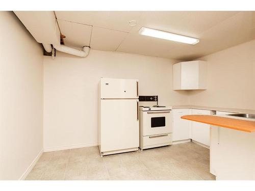 2072 19 Street North, Lethbridge, AB - Indoor Photo Showing Kitchen