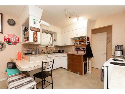 2072 19 Street North, Lethbridge, AB - Indoor Photo Showing Kitchen