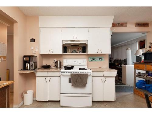 2072 19 Street North, Lethbridge, AB - Indoor Photo Showing Kitchen