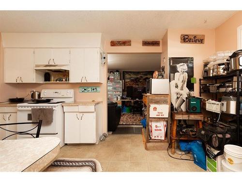 2072 19 Street North, Lethbridge, AB - Indoor Photo Showing Kitchen