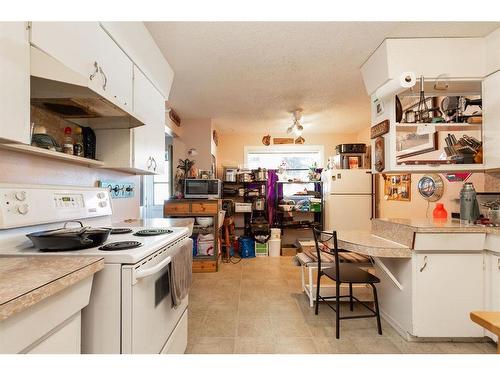 2072 19 Street North, Lethbridge, AB - Indoor Photo Showing Kitchen