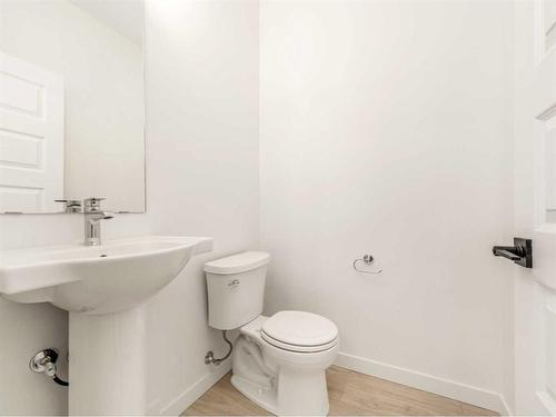 126 Blackwolf Pass North, Lethbridge, AB - Indoor Photo Showing Bathroom