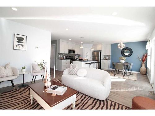 4310 Aspen Road, Coalhurst, AB - Indoor Photo Showing Living Room