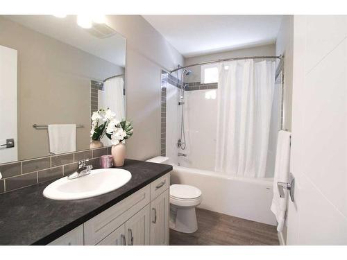 4310 Aspen Road, Coalhurst, AB - Indoor Photo Showing Bathroom