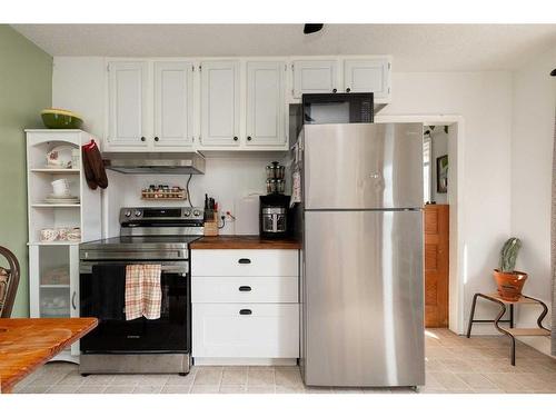 718 12A Street North, Lethbridge, AB - Indoor Photo Showing Kitchen