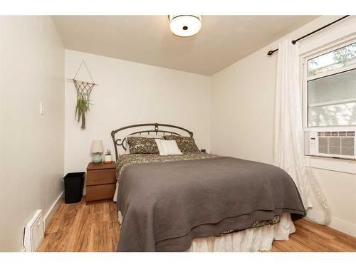 718 12A Street North, Lethbridge, AB - Indoor Photo Showing Bedroom