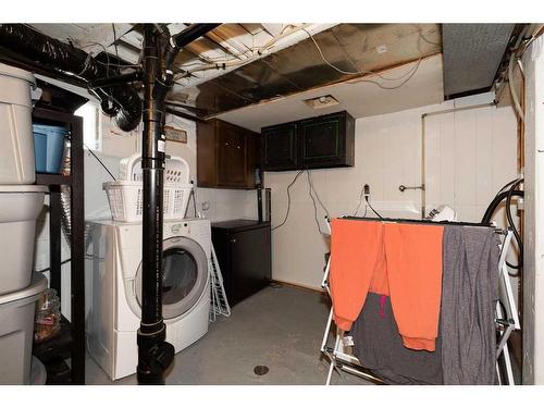 718 12A Street North, Lethbridge, AB - Indoor Photo Showing Laundry Room