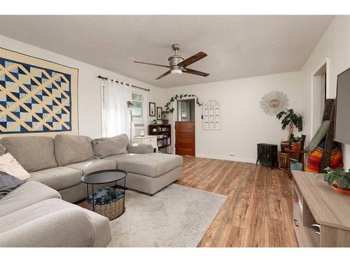 718 12A Street North, Lethbridge, AB - Indoor Photo Showing Living Room