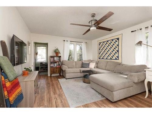 718 12A Street North, Lethbridge, AB - Indoor Photo Showing Living Room