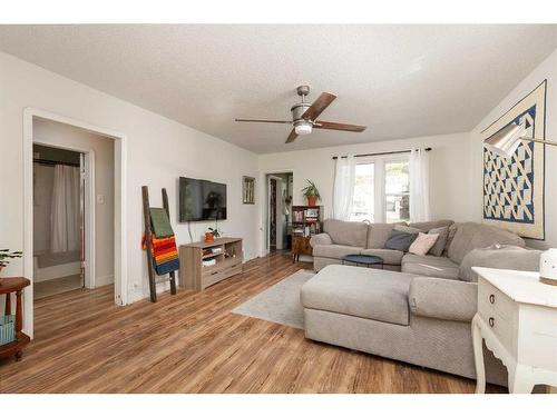 718 12A Street North, Lethbridge, AB - Indoor Photo Showing Living Room