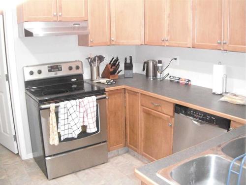 4-129 Silkstone Road West, Lethbridge, AB - Indoor Photo Showing Kitchen