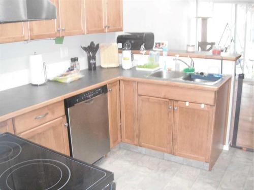 4-129 Silkstone Road West, Lethbridge, AB - Indoor Photo Showing Kitchen With Double Sink