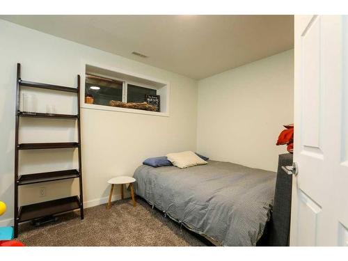 578 Blackwolf Boulevard North, Lethbridge, AB - Indoor Photo Showing Bedroom