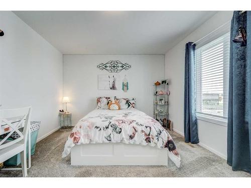 2822 47 Street South, Lethbridge, AB - Indoor Photo Showing Bedroom