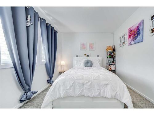 2822 47 Street South, Lethbridge, AB - Indoor Photo Showing Bedroom