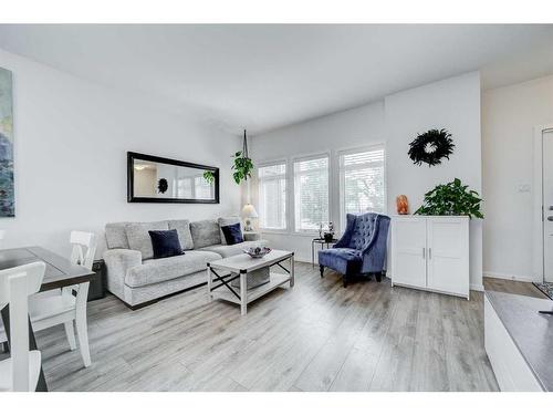 2822 47 Street South, Lethbridge, AB - Indoor Photo Showing Living Room