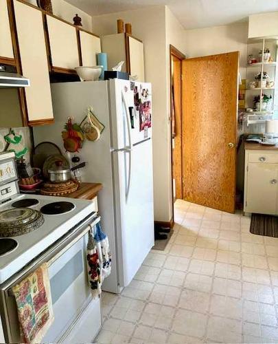 237 20 Street North, Lethbridge, AB - Indoor Photo Showing Kitchen