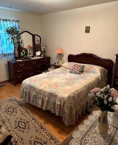 237 20 Street North, Lethbridge, AB - Indoor Photo Showing Bedroom