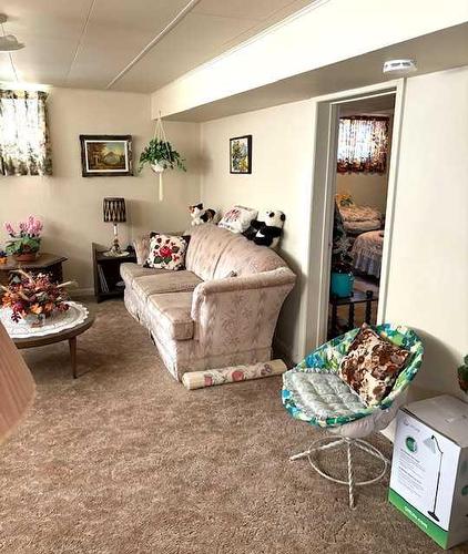 237 20 Street North, Lethbridge, AB - Indoor Photo Showing Living Room