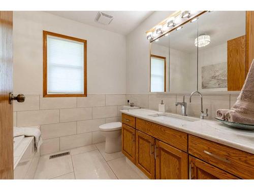 194025 Highway 512, Rural Lethbridge County, AB - Indoor Photo Showing Bathroom