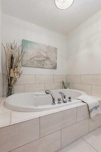 194025 Highway 512, Rural Lethbridge County, AB - Indoor Photo Showing Bathroom