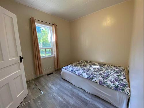 20630 25 Avenue, Bellevue, AB - Indoor Photo Showing Bedroom