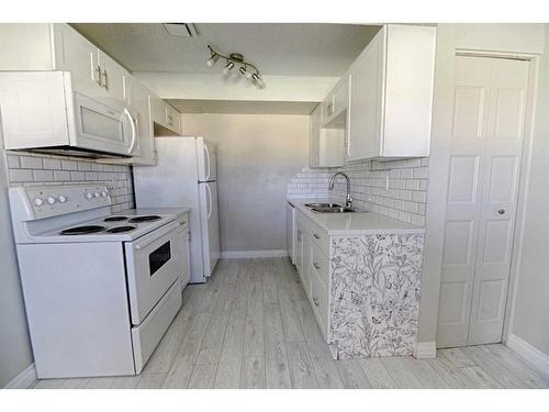 6-55 Lemoyne Crescent West, Lethbridge, AB - Indoor Photo Showing Kitchen With Double Sink