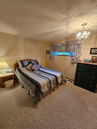 301 Centre Avenue, Milk River, AB - Indoor Photo Showing Bedroom