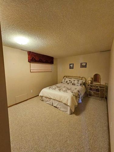 301 Centre Avenue, Milk River, AB - Indoor Photo Showing Bedroom