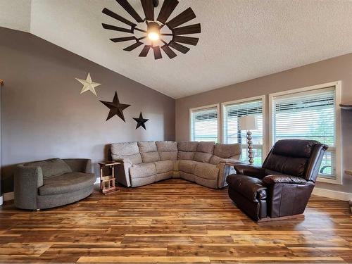 11 Link Spur, Claresholm, AB - Indoor Photo Showing Living Room