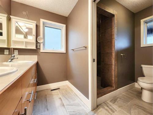 11 Link Spur, Claresholm, AB - Indoor Photo Showing Bathroom